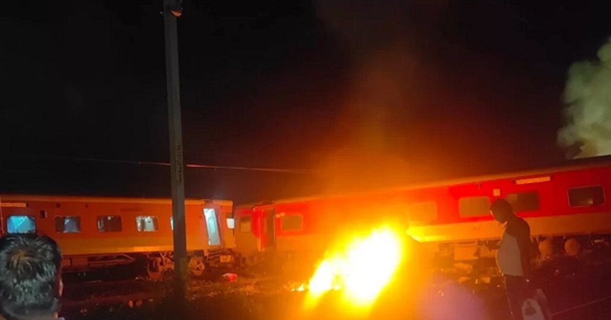 Bagmati Express derailed, 19 passengers injured, many trains