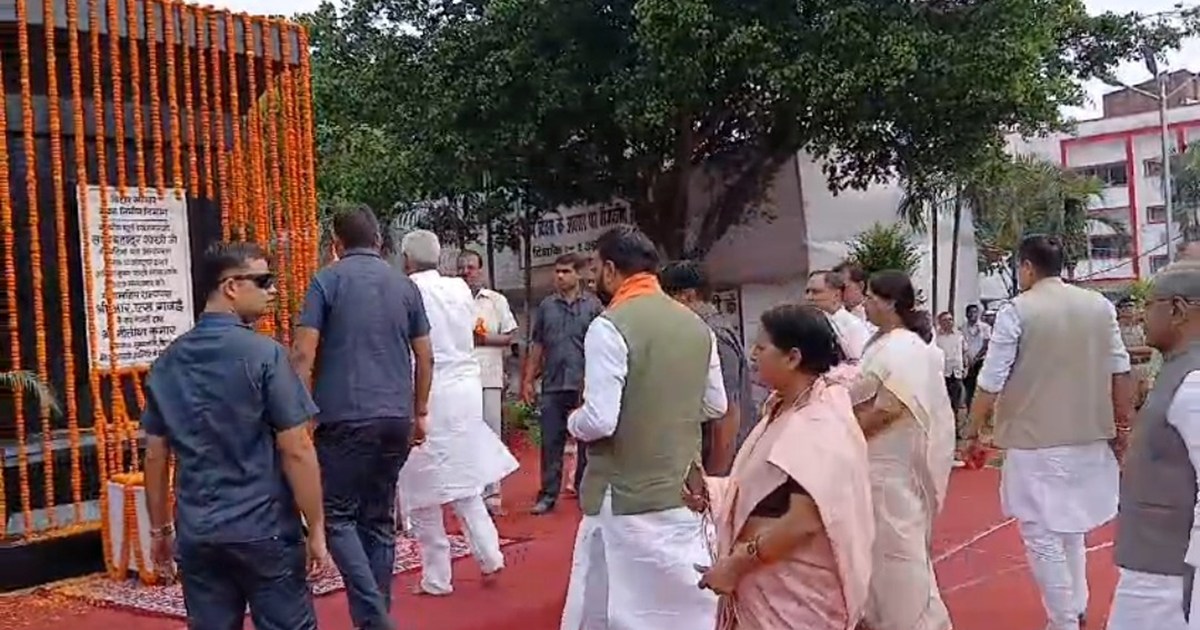 Lal bhadur shastri ki jaynti par cm ne kiya namn