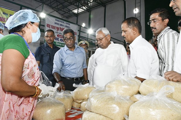 CM Nitish met the flood victims, also visited the food packa