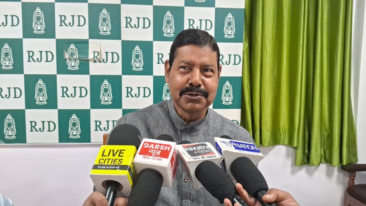 Samrat chaudhri avas vastudosh ke karn pichla drvaja band kr