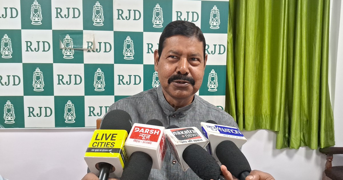 Samrat chaudhri avas vastudosh ke karn pichla drvaja band kr