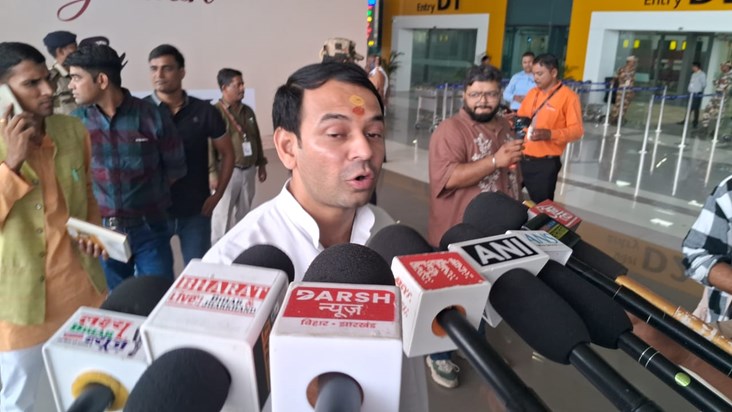 Tej Pratap got furious on hearing Tejashwi's name. Tej Pratap got furious on hearing Tejashwi's name.