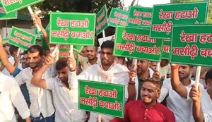 Suddenly dozens of people reached Rabri's residence and started a ruckus