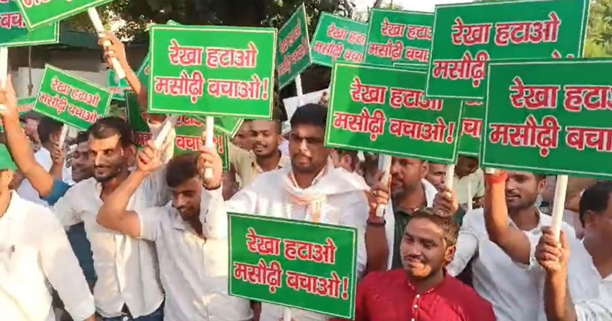 Suddenly dozens of people reached Rabri's residence and star