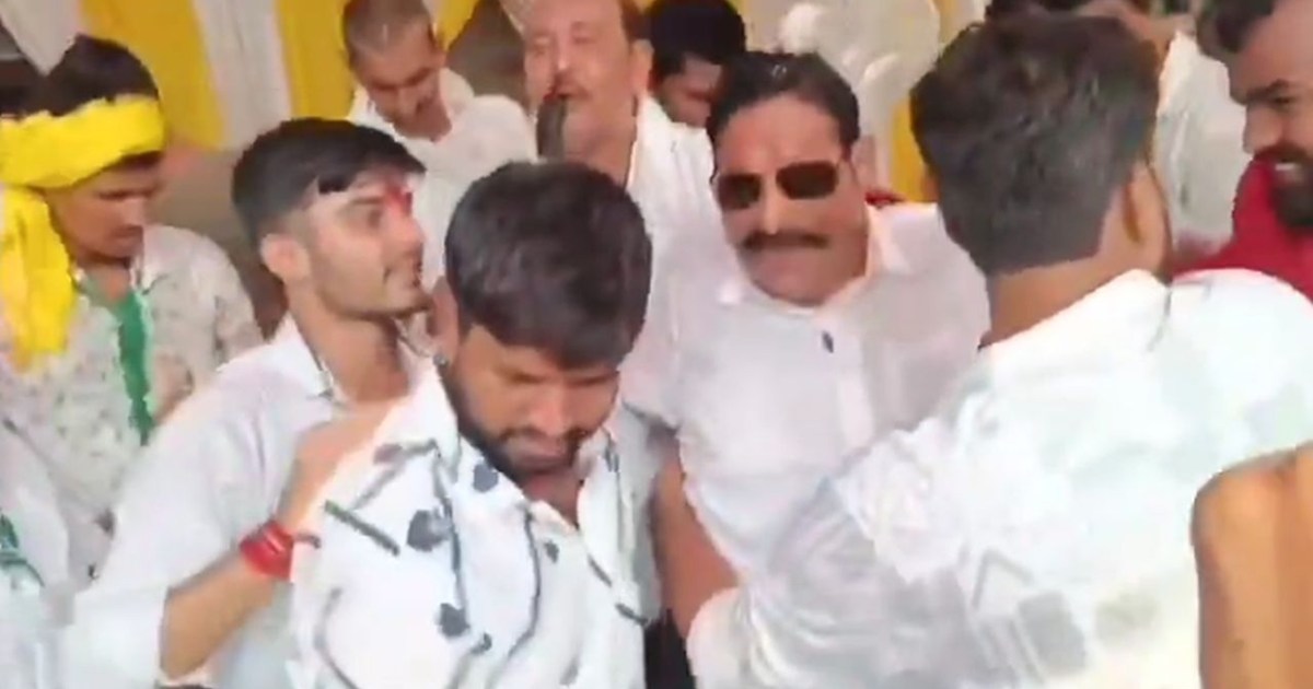 Anant Singh's stage broke as soon as he climbed on it