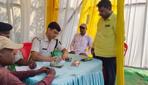 Police arrested an independent candidate with Rs 5.5 lakh.