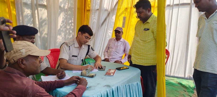 Police arrested an independent candidate with Rs 5.5 lakh. Police arrested an independent candidate with Rs 5.5 lakh.