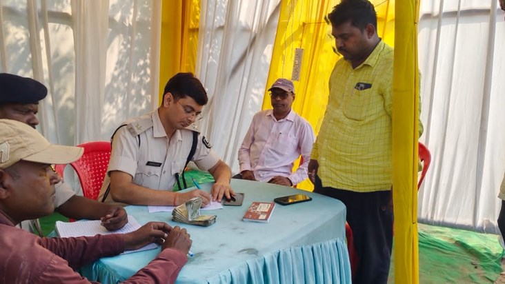 Police arrested an independent candidate with Rs 5.5 lakh.