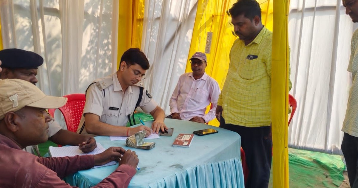 Police arrested an independent candidate with Rs 5.5 lakh.