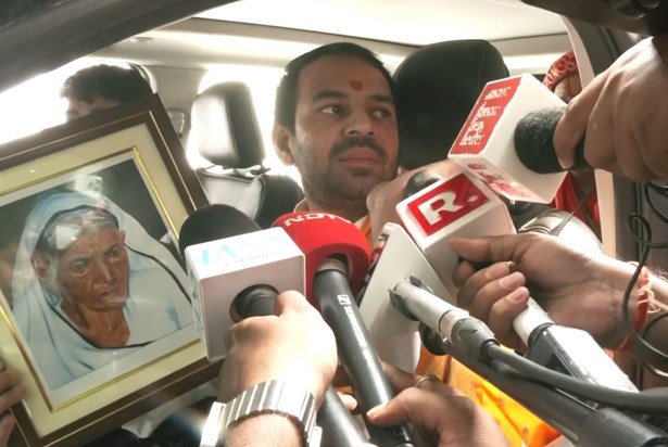 Tej Pratap leaves for nomination with grandmother's photo in Tej Pratap leaves for nomination with grandmother's photo in