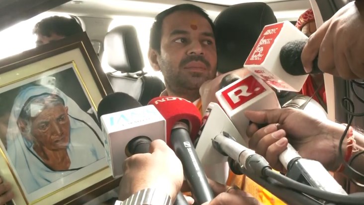 Tej Pratap leaves for nomination with grandmother's photo in