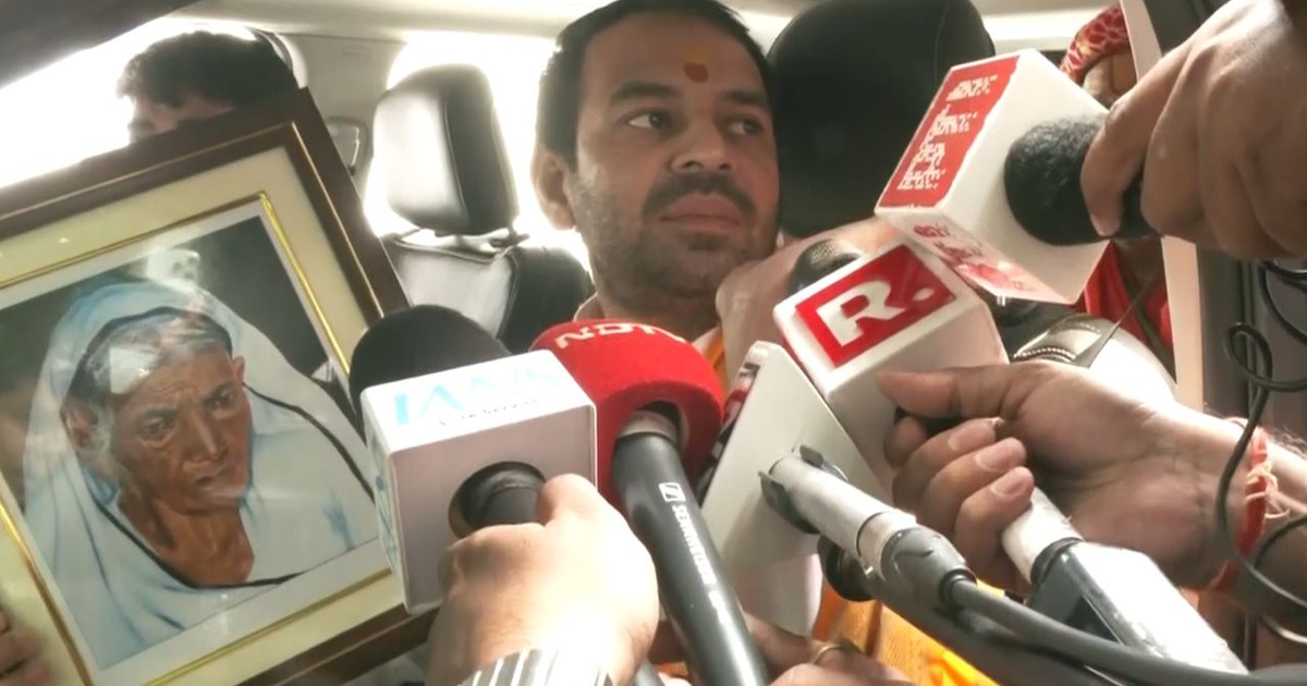 Tej Pratap leaves for nomination with grandmother's photo in