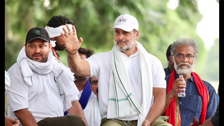 बिहार में सरकार बनाने का दावा, आपस में ही लड़ रहे महागठबंधन के उम्मीदवार