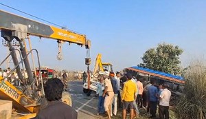 Bolero and truck collide head-on in West Champaran