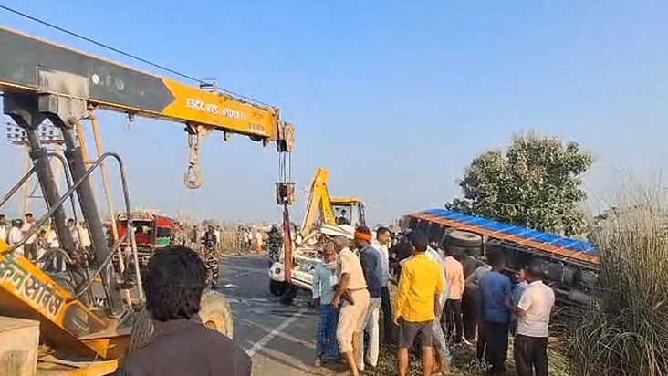Bolero and truck collide head-on in West Champaran