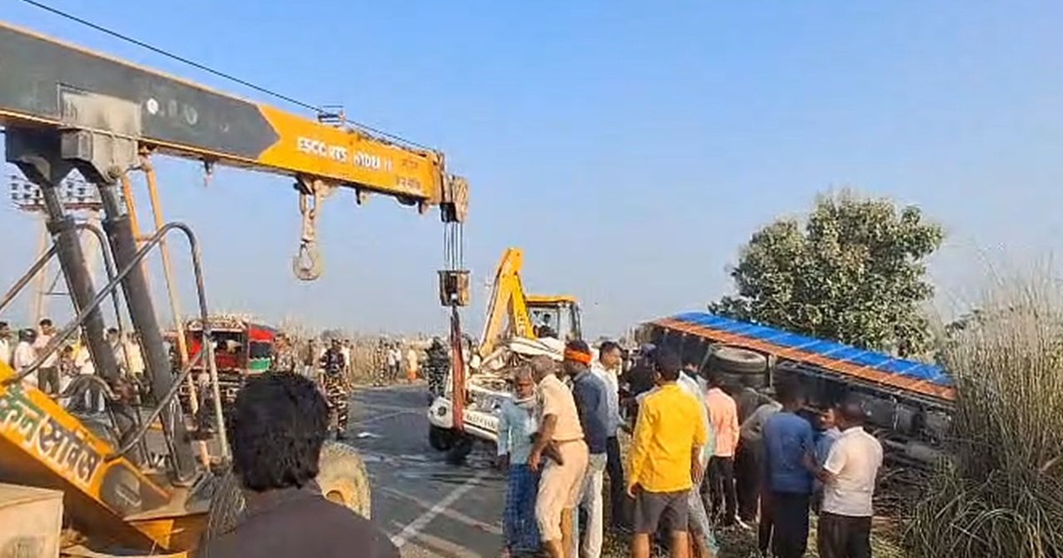Bolero and truck collide head-on in West Champaran