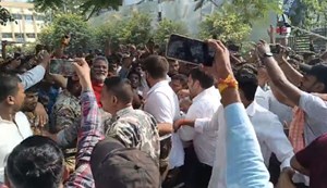 Supporters of Pappu Yadav and Munna Shukla clashed in Hajipur