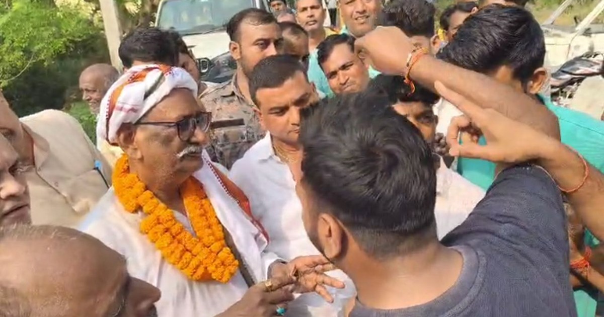 In Jehanabad, people asked the JDU candidate for an account 