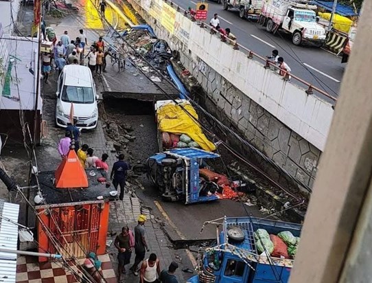 Due to heavy rains, the road in the capital Patna caved in t Due to heavy rains, the road in the capital Patna caved in t