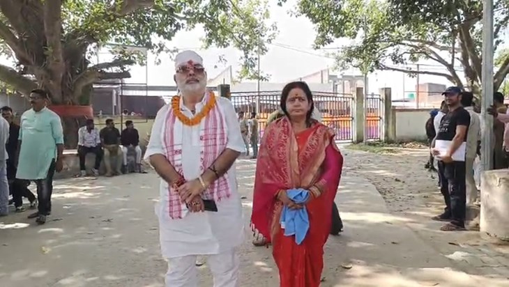A rebel BJP leader filed his nomination wearing a shroud A rebel BJP leader filed his nomination wearing a shroud