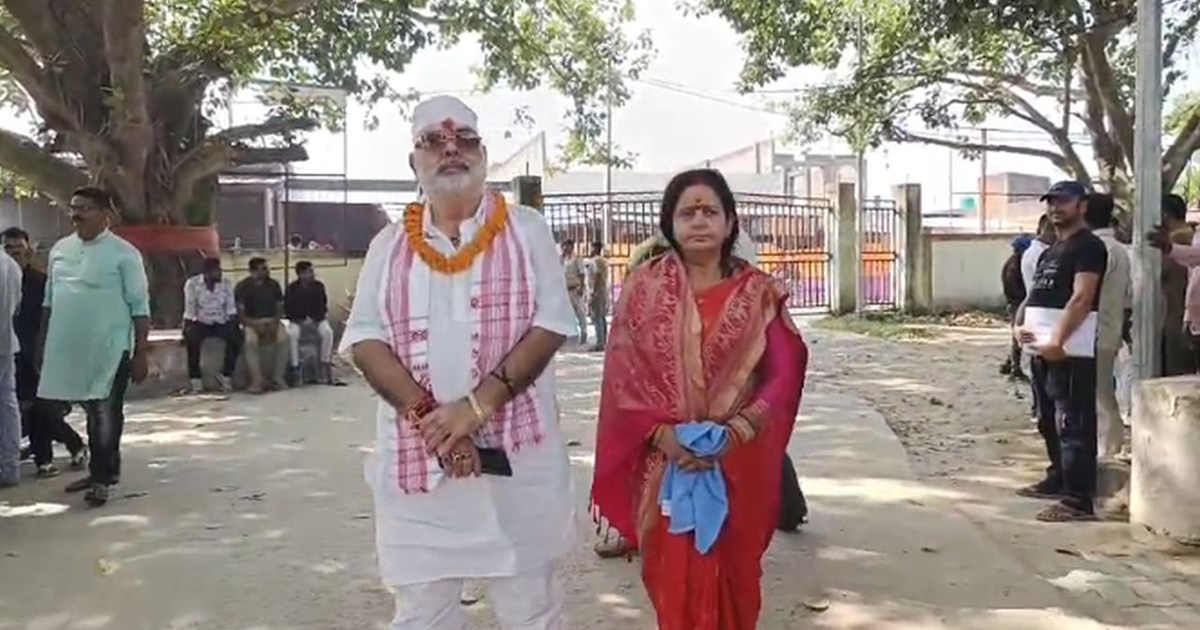 A rebel BJP leader filed his nomination wearing a shroud