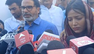 Pawan Singh's wife Jyoti met PK