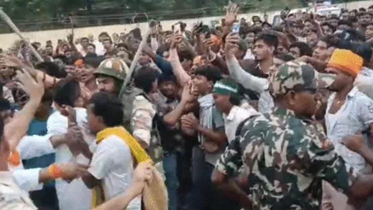 Police lathi-charged people at Chirag's public rally Police lathi-charged people at Chirag's public rally