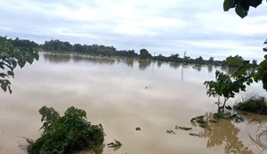 Due to heavy rains, the embankment on the Sikta river broke.