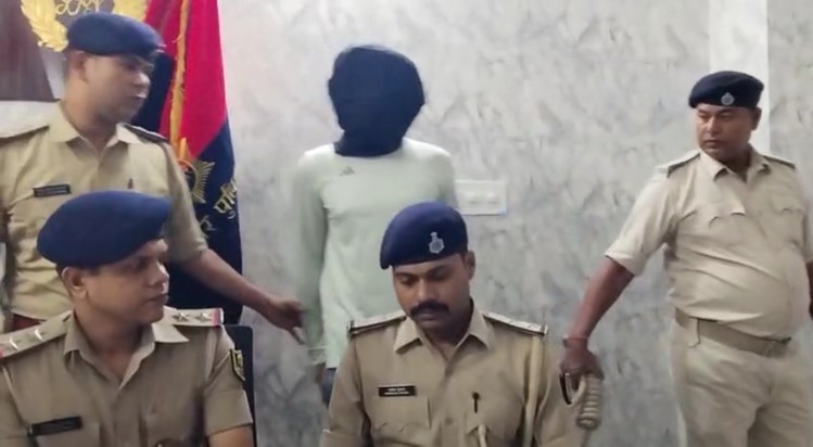 Mother did not give one lakh rupees, so the son shot him. Mother did not give one lakh rupees, so the son shot him.