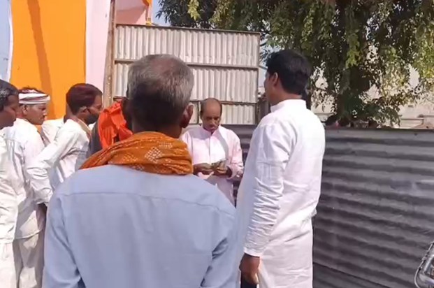 The candidate had gathered a crowd at the rally by giving mo