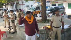 This candidate, who arrived to file his nomination in handcuffs, challenged his brother Virendra