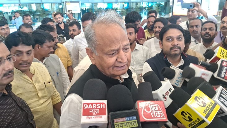 Congress leader Ashok Gehlot praised CM Nitish