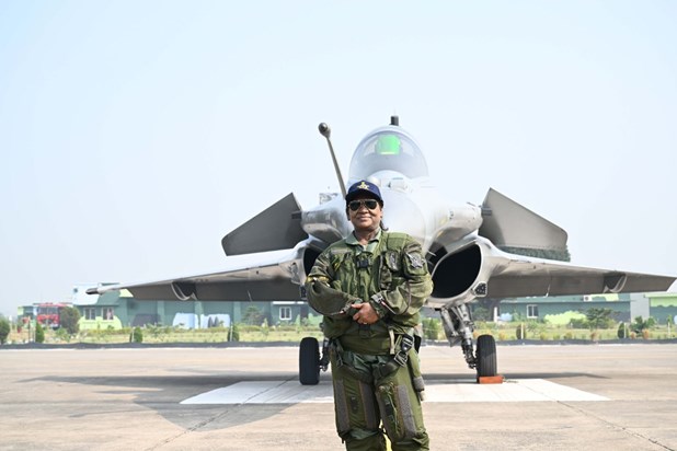 President flies in Rafale President flies in Rafale