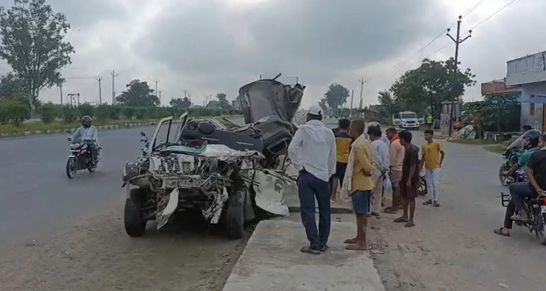 Scorpio collided heavily with a stationary container truck. Scorpio collided heavily with a stationary container truck.