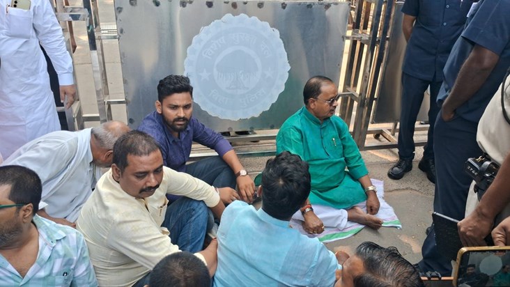 Gopal Mandal sat on the road outside CM Nitish's residence
