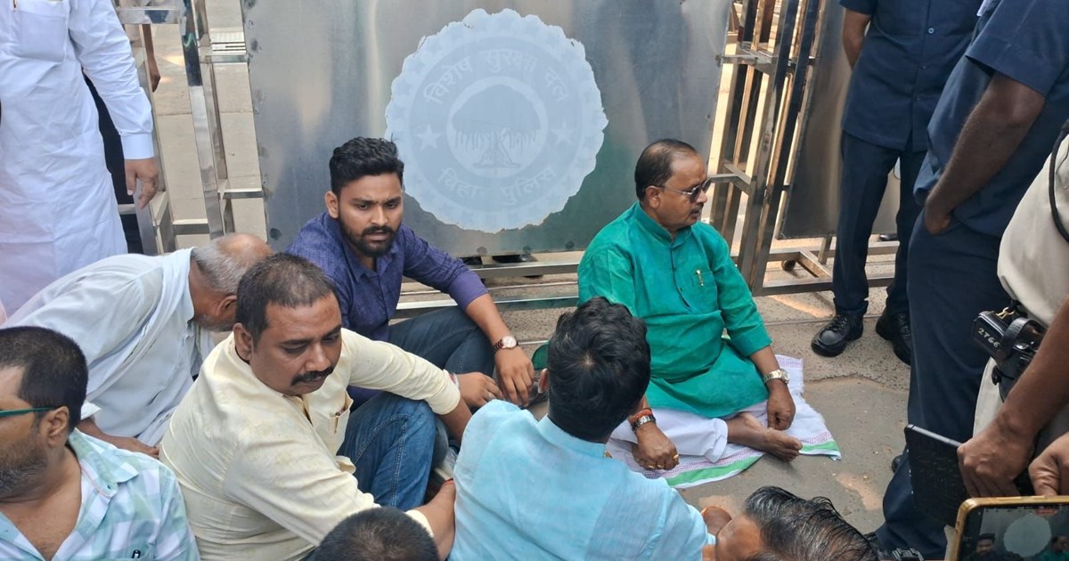 Gopal Mandal sat on the road outside CM Nitish's residence