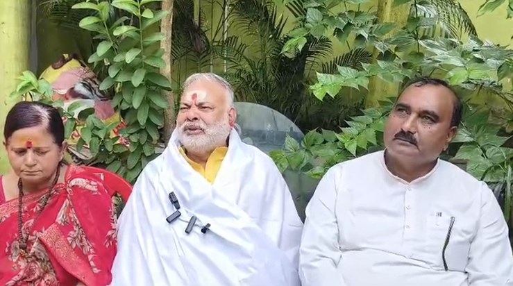 BJP leaders appeared before the media wearing shrouds and st BJP leaders appeared before the media wearing shrouds and st