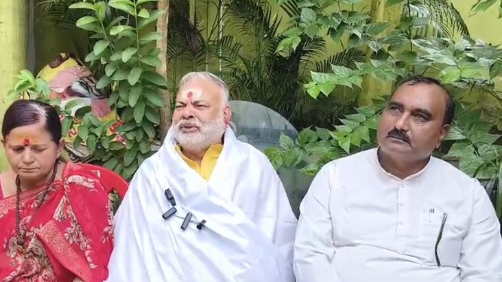 BJP leaders appeared before the media wearing shrouds and st