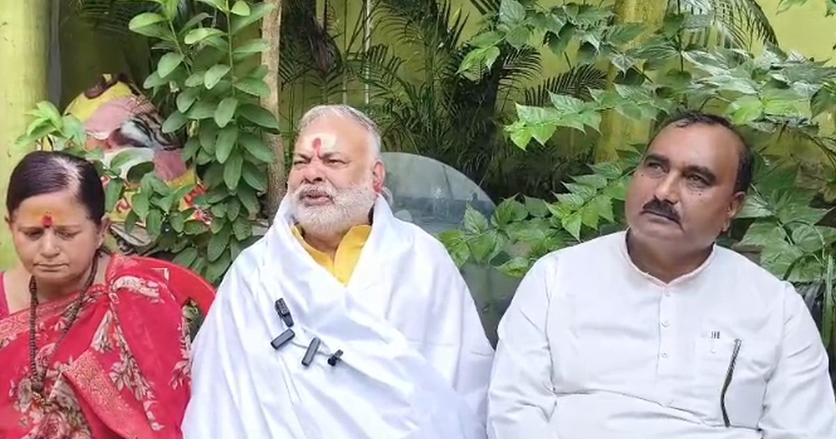 BJP leaders appeared before the media wearing shrouds and st