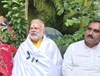 कफन ओढ़ मीडिया के सामने आये BJP नेता लगे रोने, कहा 'पार्टी में ब्राह्मणों के लिए जगह नहीं..'