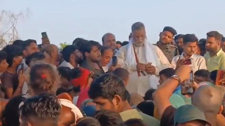 पैसे बांटते पप्पू यादव 