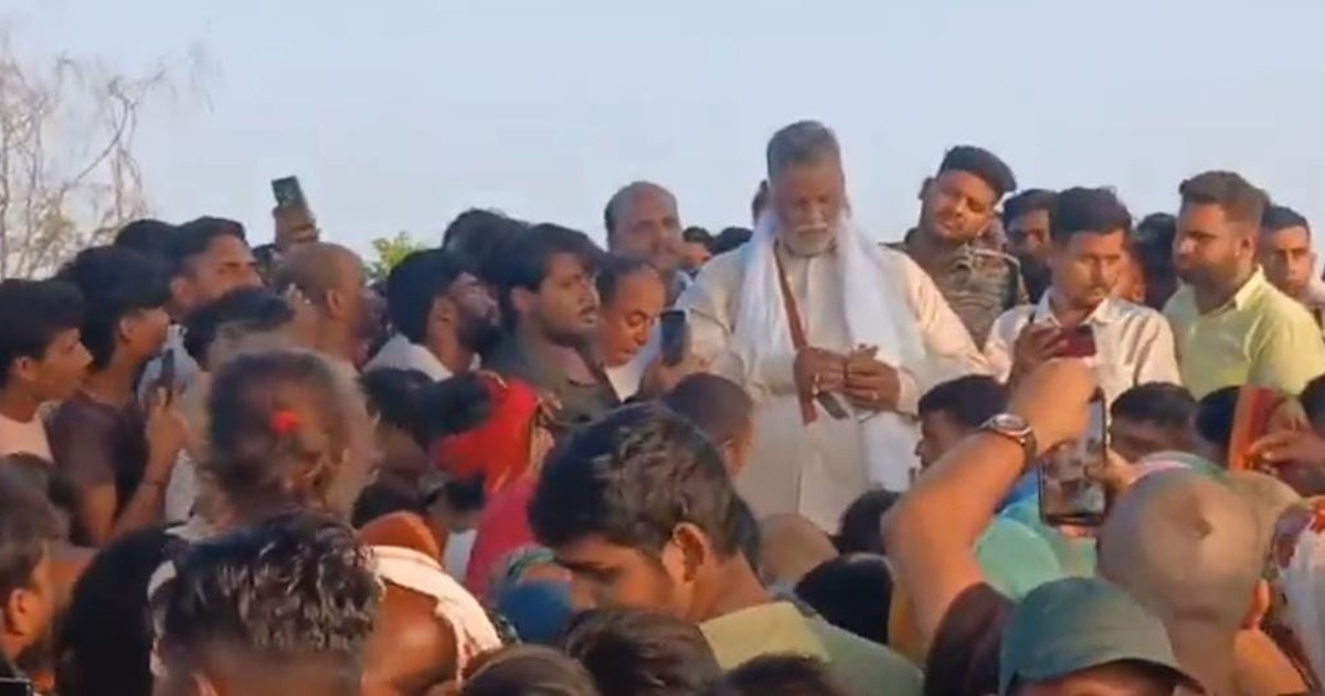 पैसे बांटते पप्पू यादव 