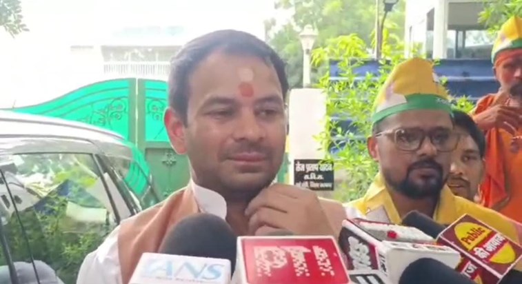 Tej Pratap teaches Tejashwi a lesson in Tej Pratap teaches Tejashwi a lesson in