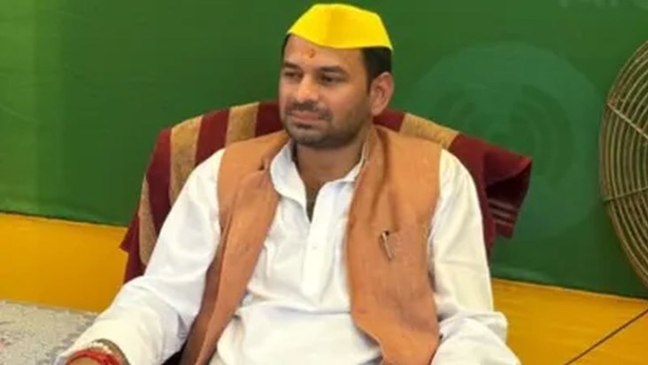 Tej Pratap Yadav's convoy attacked in Vaishali Tej Pratap Yadav's convoy attacked in Vaishali