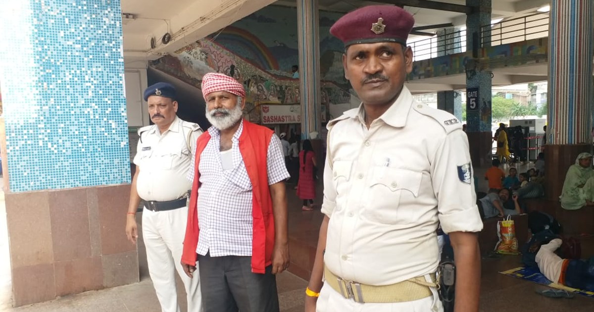 two-security-personnel-are-deployed-for-porter-at-patna-junc