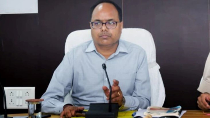 Patna DM discharged from hospital, returns home after recove