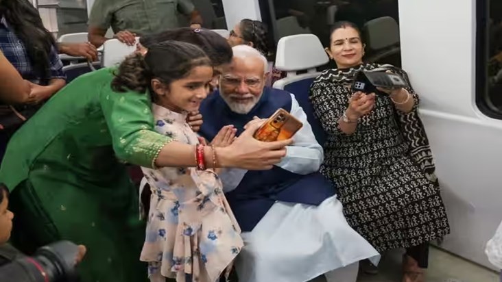 prime-minister-narendra-modi-has-ride-on-delhi-metro-from-dh