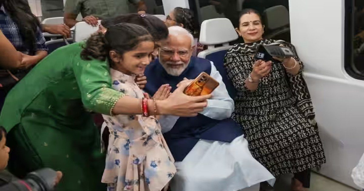 prime-minister-narendra-modi-has-ride-on-delhi-metro-from-dh