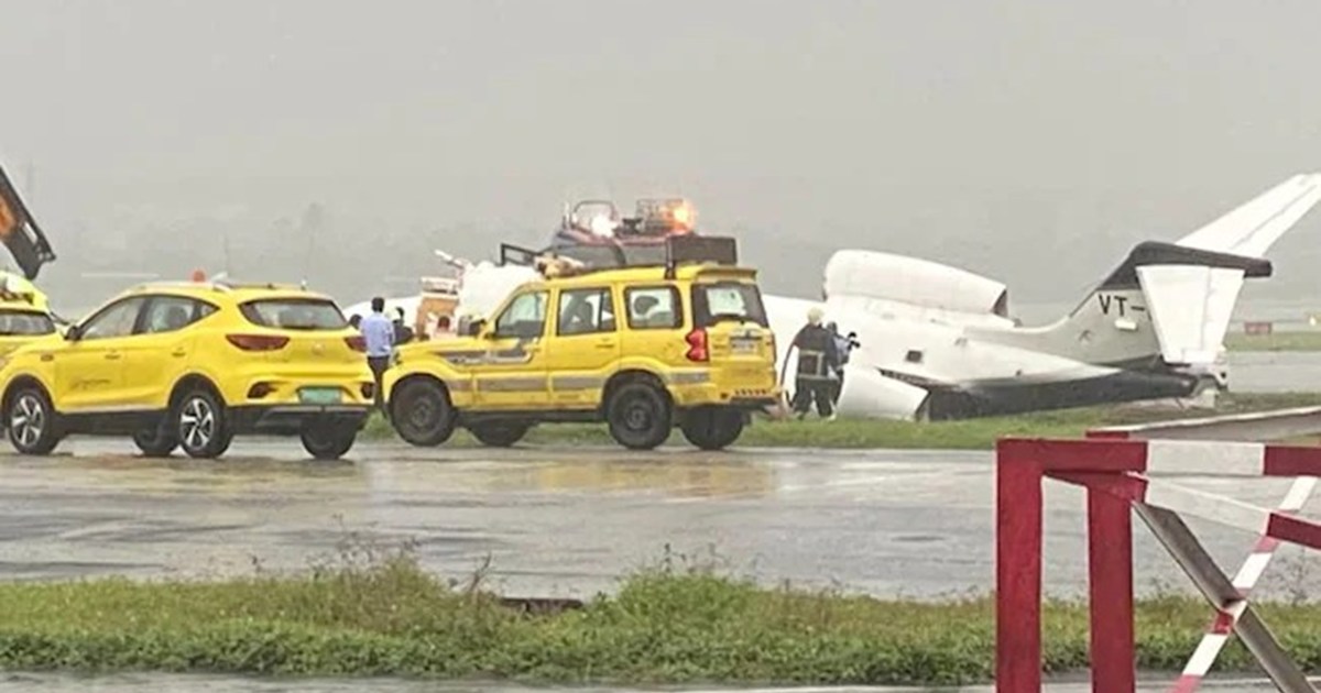 chartered-plane-crash-lands-at-mumbai-airport-6-passengers-w