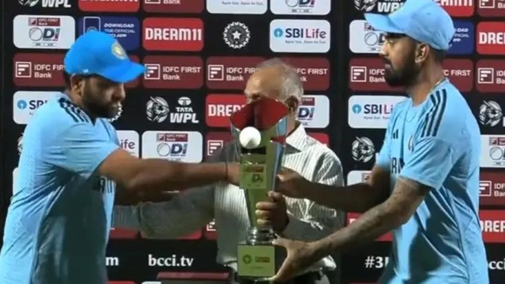 rohit-sharma-call-kl-rahul-to-collect-trophy-india-vs-austra